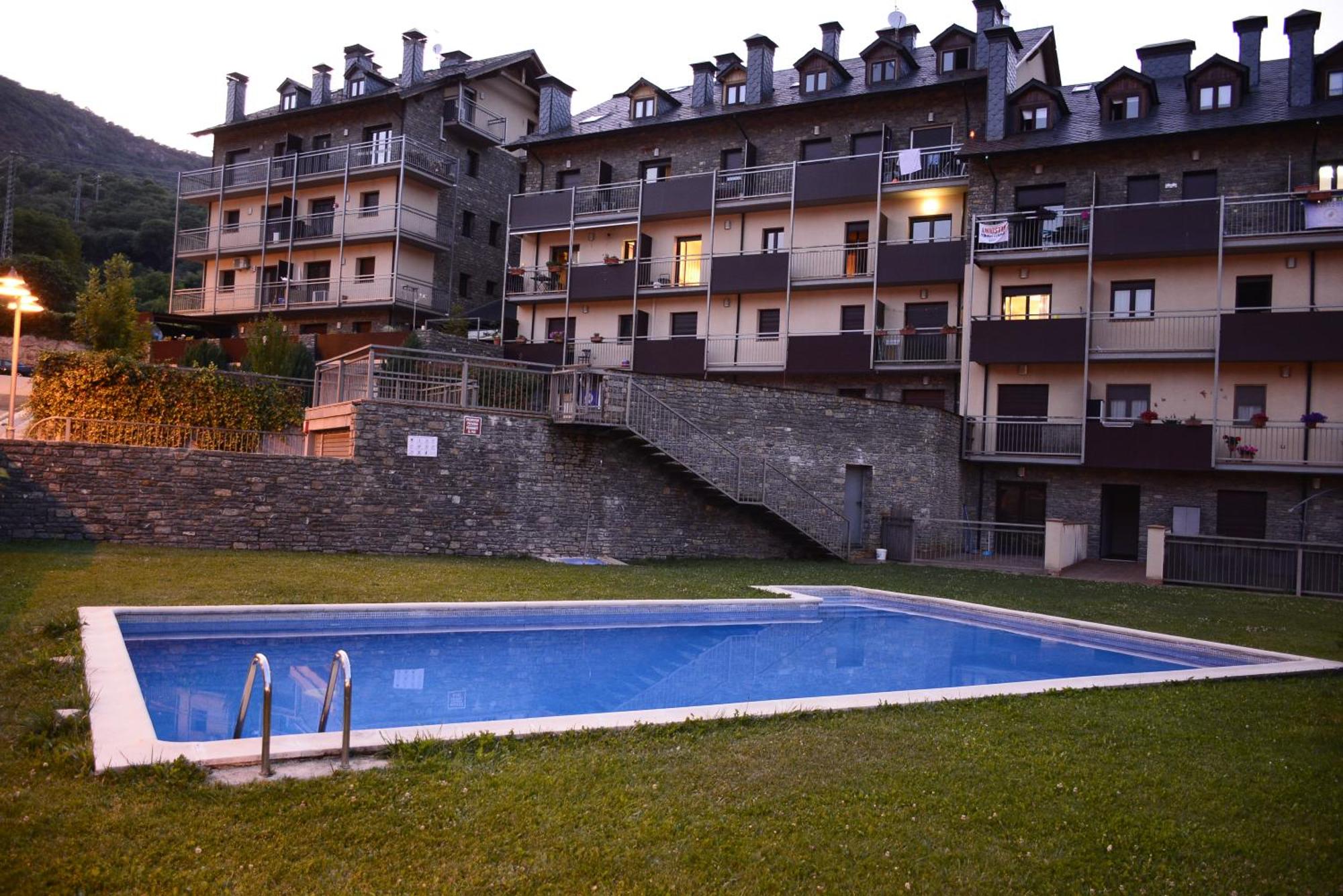 Piscina frente al edificio de Apartaments Pirineus