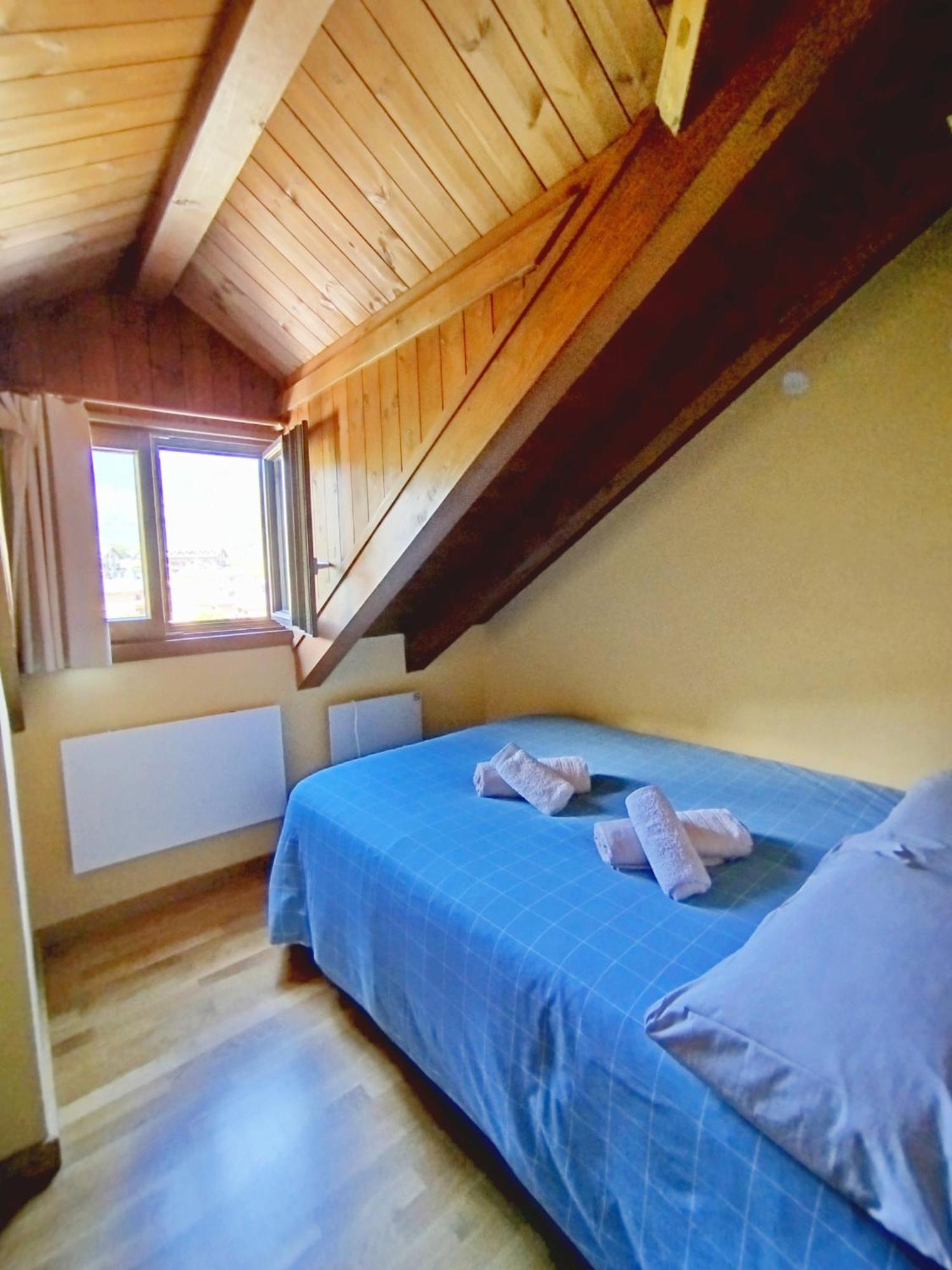 Dormitorio abuhardillado de Apartaments Pirineus
