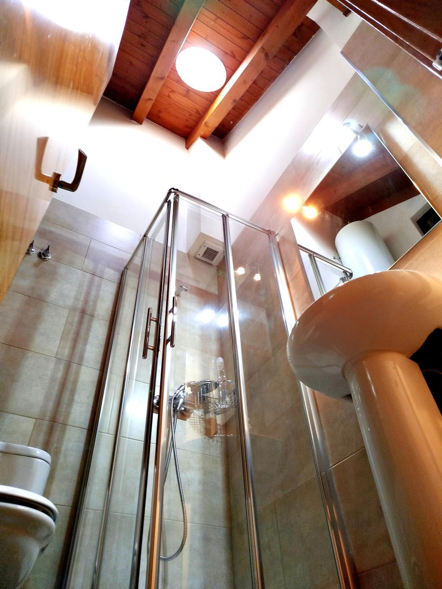 Baño con ducha en Apartaments Pirineus