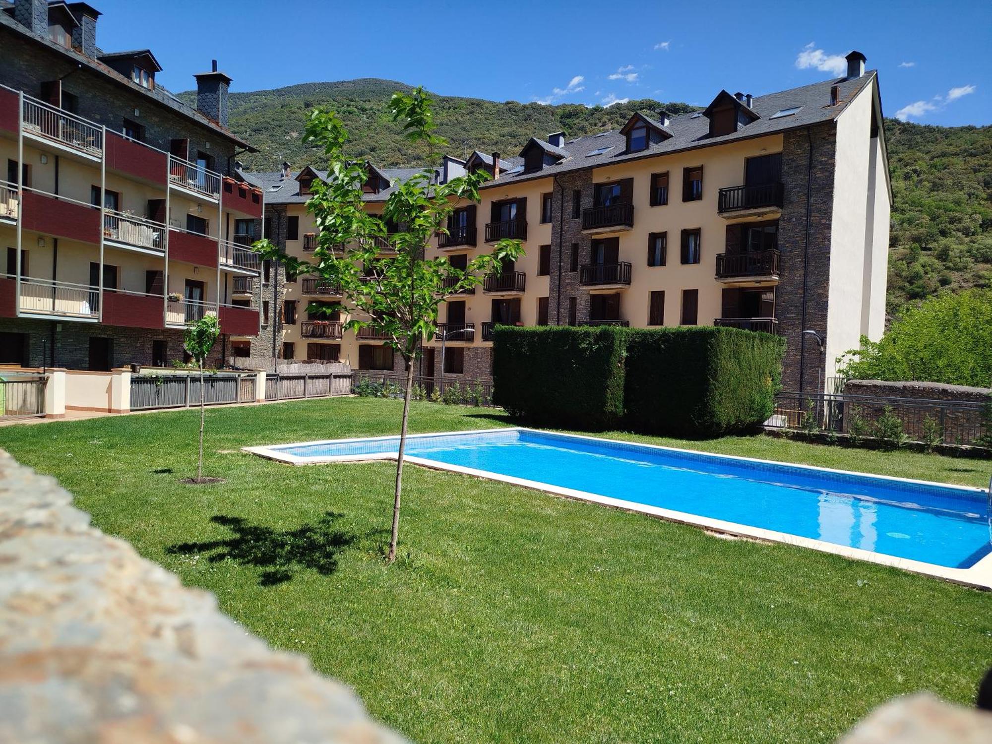 Piscina exterior del alojamiento