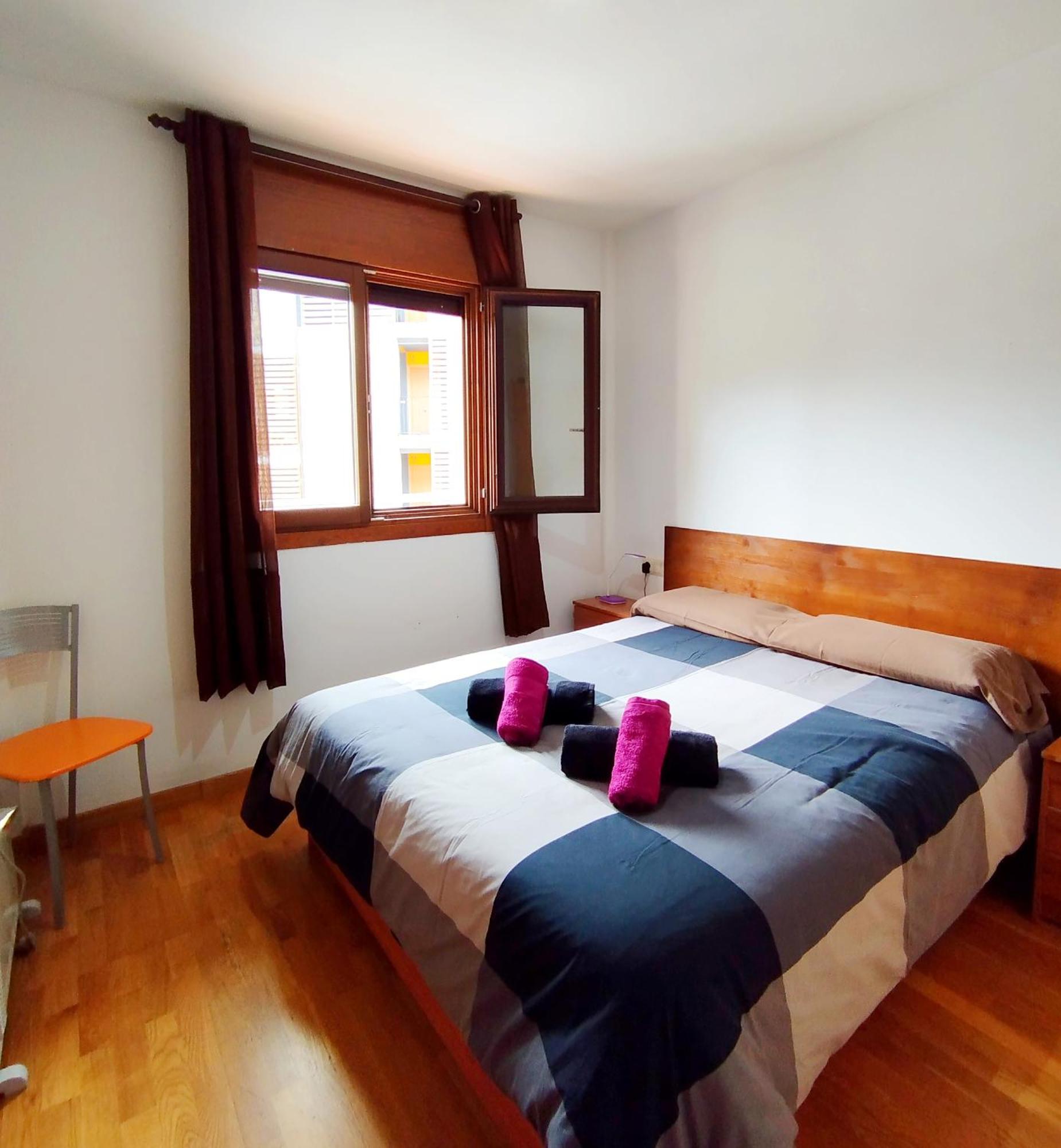 Dormitorio con cama grande en Apartaments Pirineus