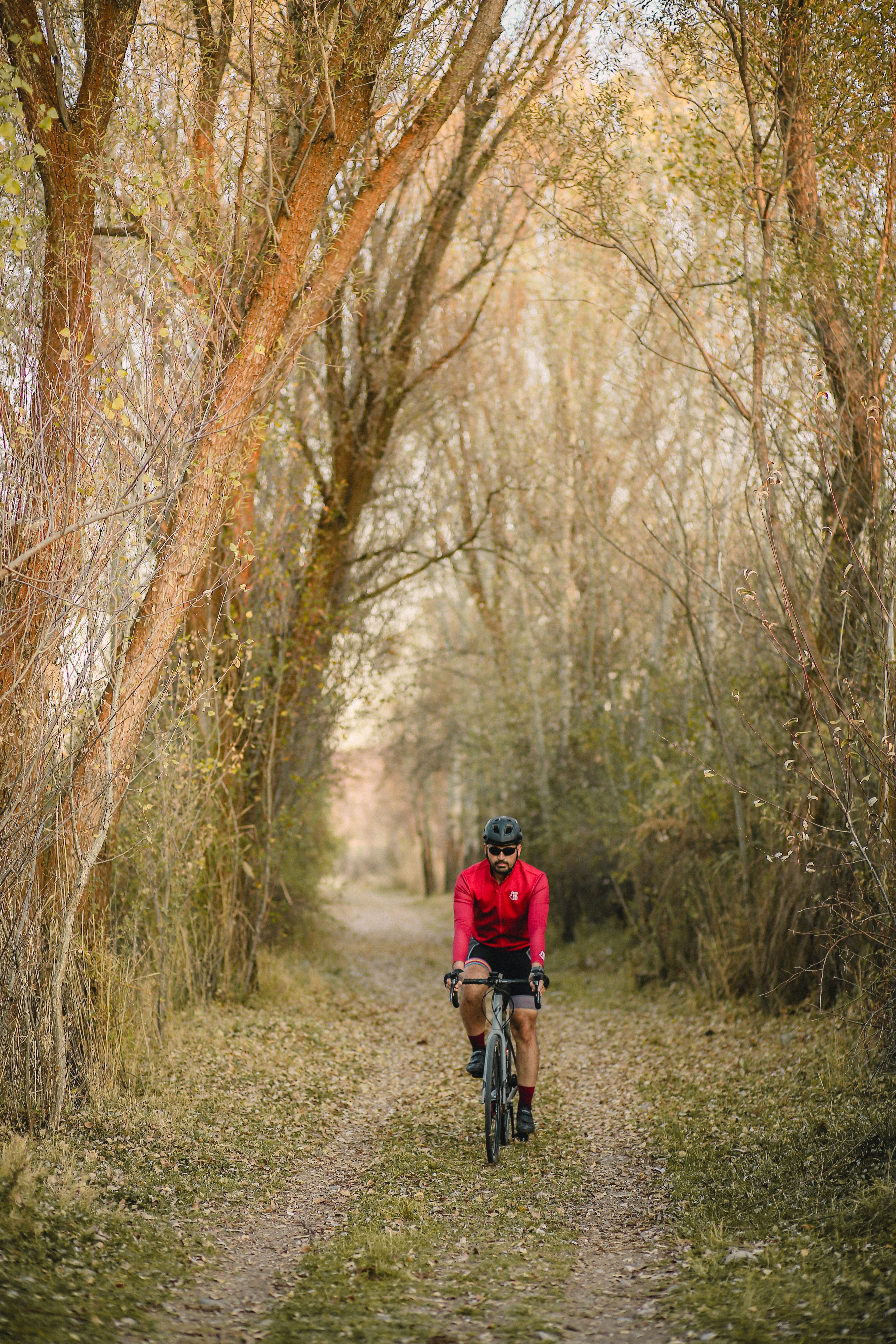 Ciclista recorriendo un camino natural cerca de Sort