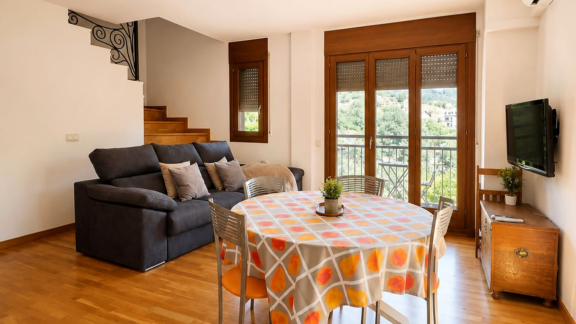 Salón del apartamento dúplex con vistas a la montaña