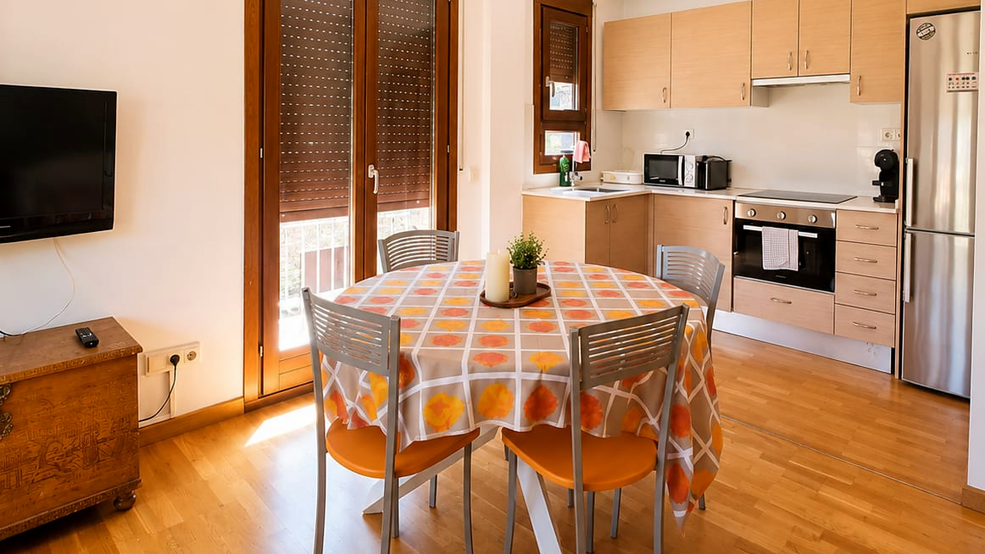 Cocina abierta y comedor del apartamento dúplex