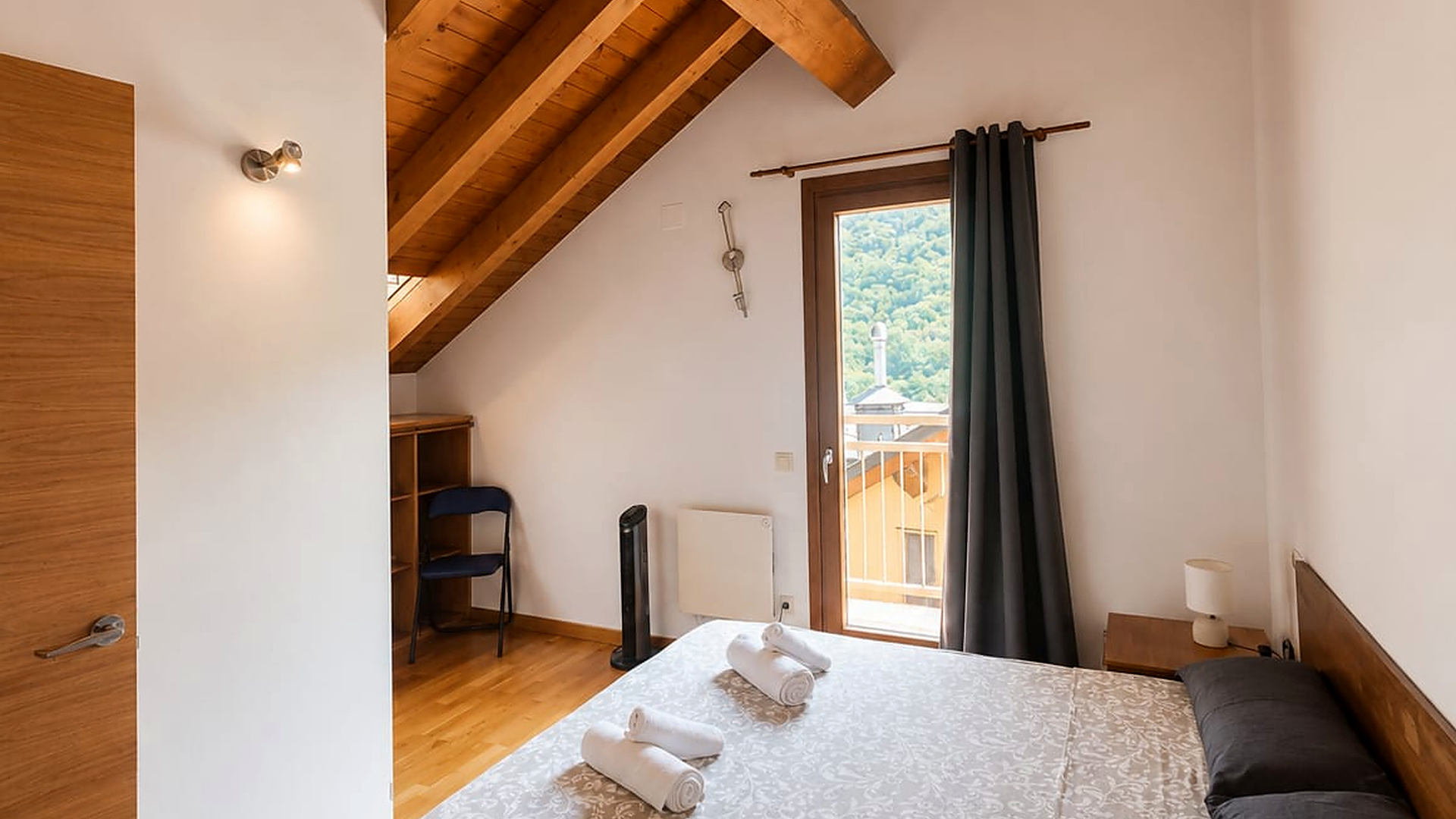 Dormitorio del apartamento dúplex con balcón