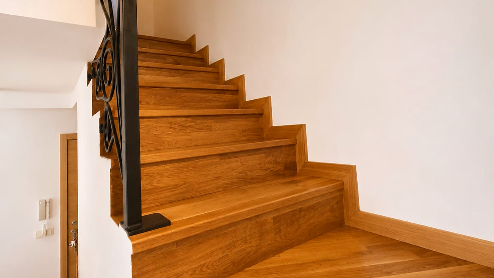 Escalera interior de madera del apartamento dúplex