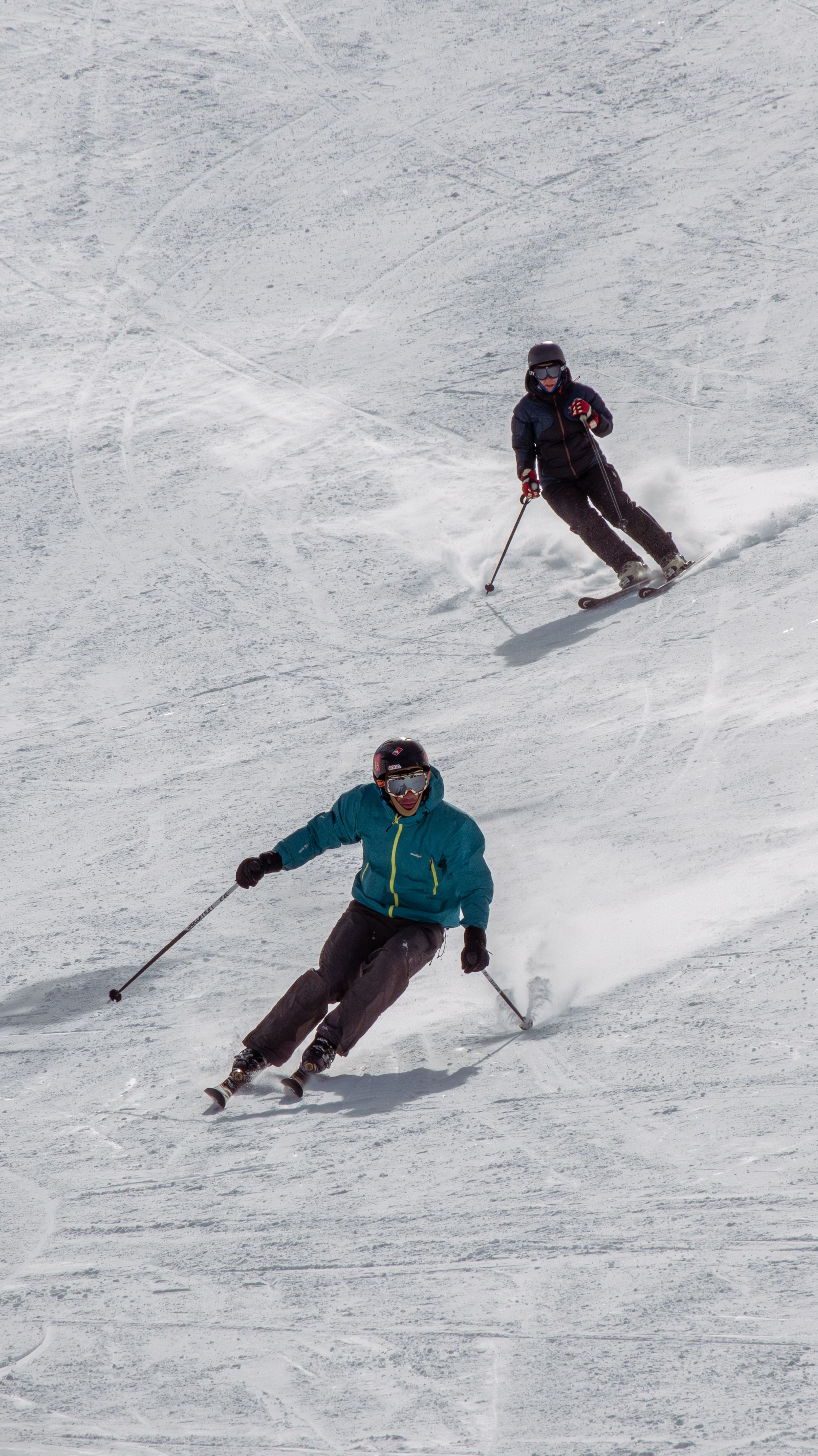 Esquiadores en una pista de nieve del Pirineo