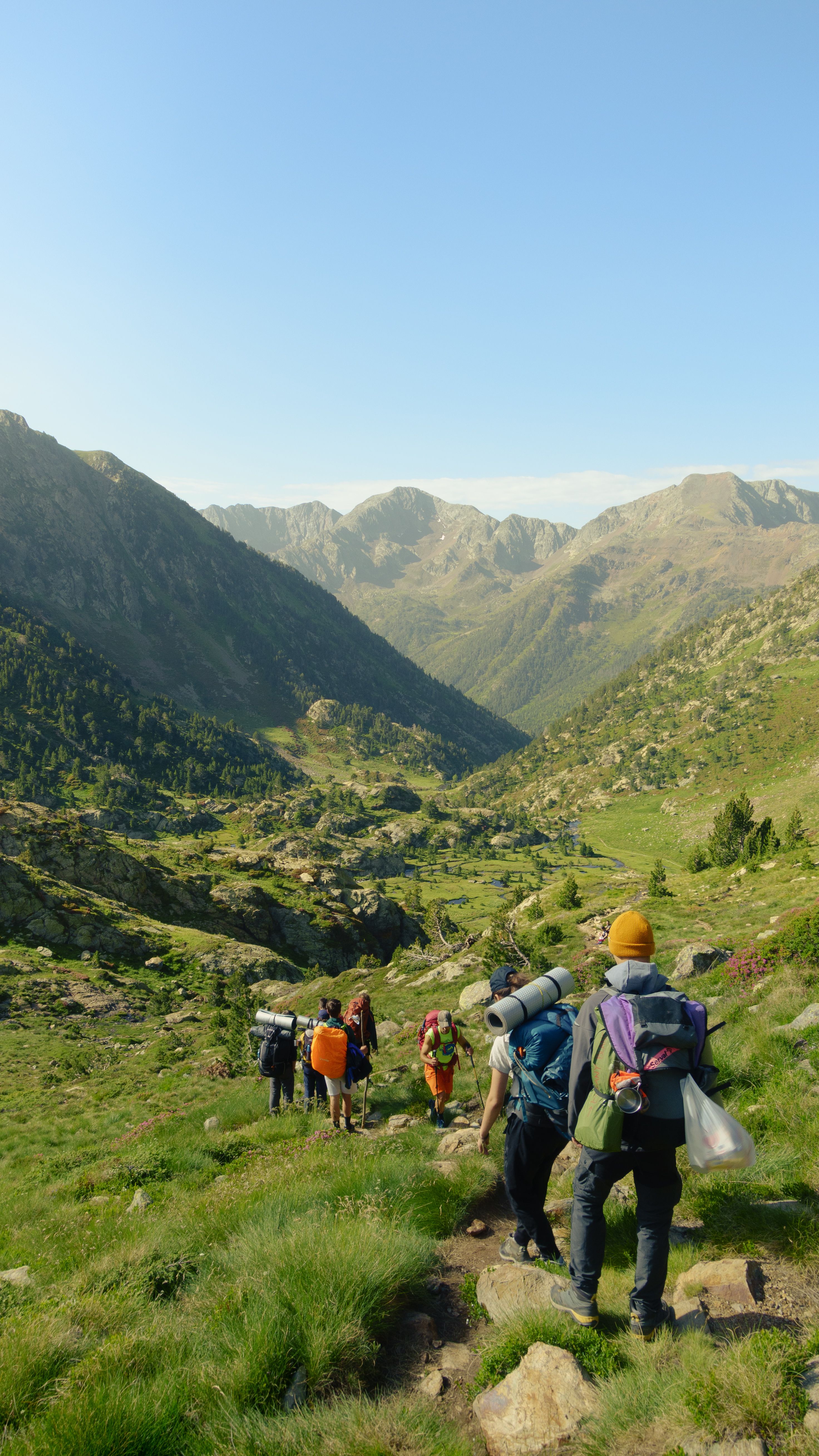 Ruta de senderismo por paisaje de montaña en el Pirineo